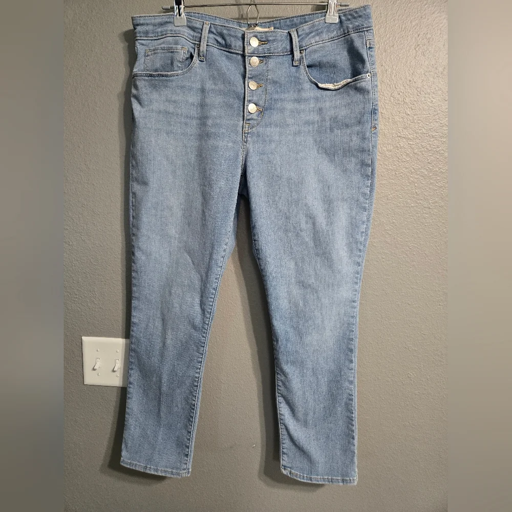 Levis Classic Mid Rise Skinny Lightwash Buttonfly Jeans Size 16